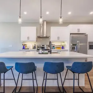 Modern 3bdr 3 Bath, Garage, Backyard, Theater Niagara Falls